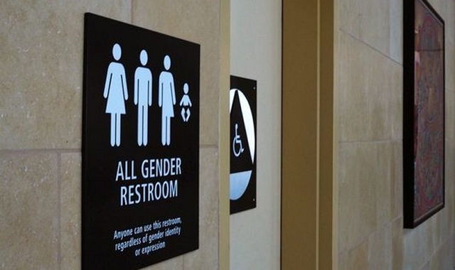 Igrejas poderão ser obrigadas a adotar banheiro para gays