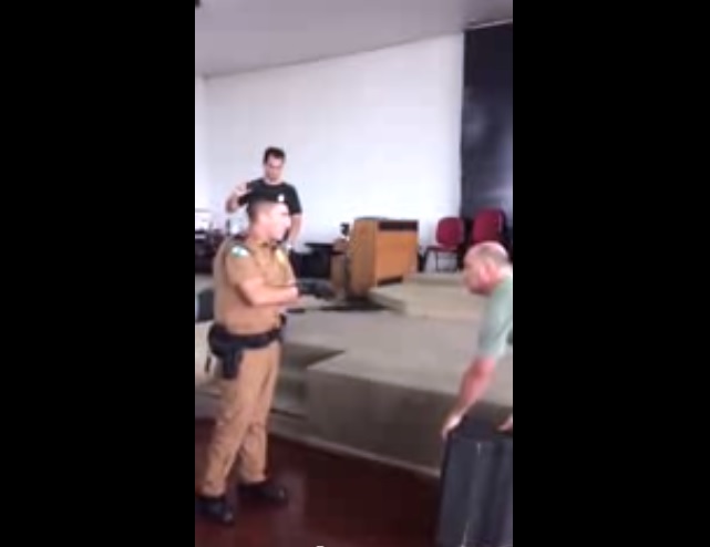 Policiais confiscam som em igreja evangélica