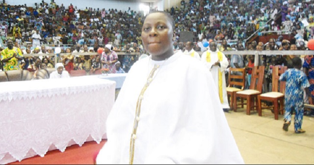 Mulher que diz ser o Espírito Santo de Deus atrai multidões de fiéis na África