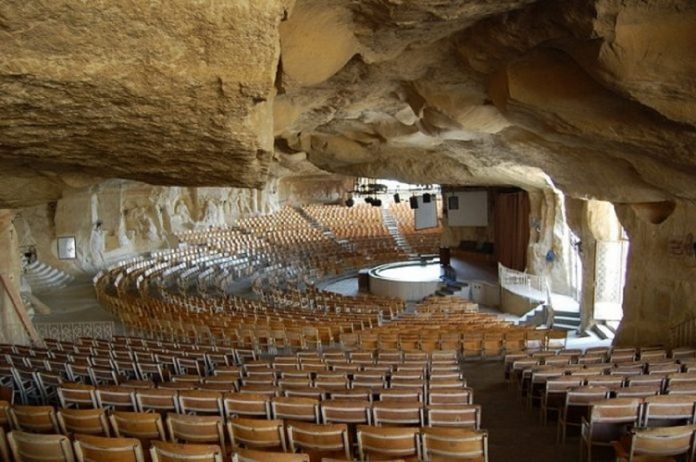 70.000 fiéis se reúnem em caverna que se transformou em igreja para adorar a Jesus no Egito